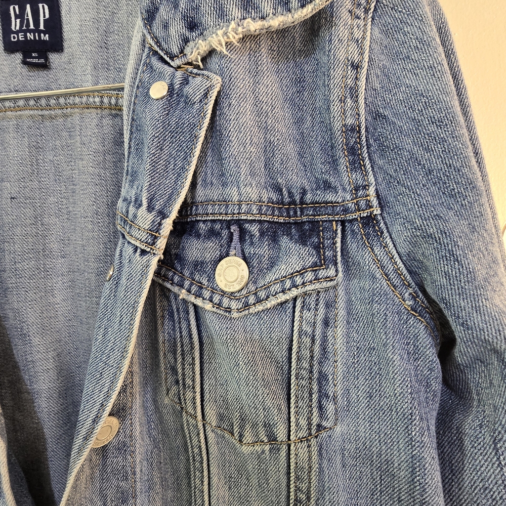 GAP Denim Jacket – Size XS – Classic Blue Jean Jacket - Picture 2 of 9